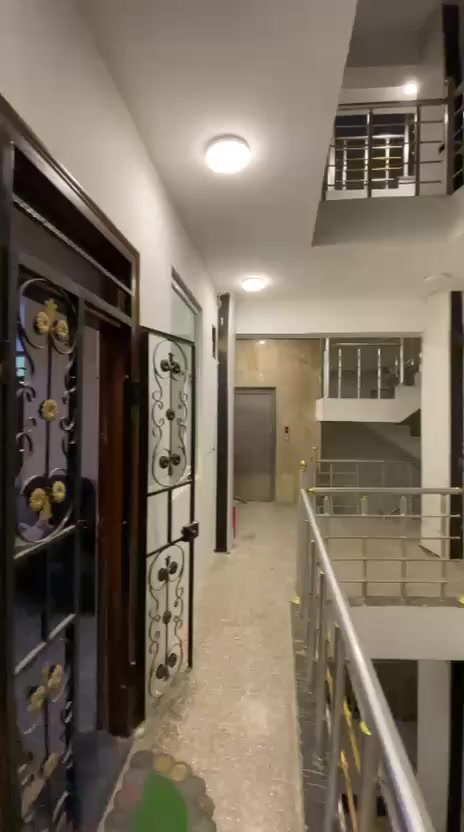 السلام عليكم من رخصت الادمن شقق ومكاتب تجاريه ليجار تصلح مكاتب تصلح شركات الموقع الكراده سده العرصات كلشي متوفر بيه مصعد ٢٤ ساعه كراج سيارات التواصل على الرقم *********** واتساب مفتوح
