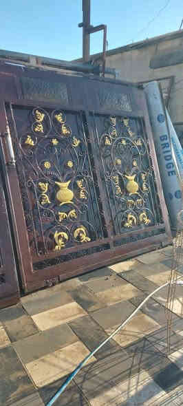 باب سلايت ارتفاع ٢متر وعرض ٣متر ٢ملم مغلف بليت من الخلف بغداد حي اور ساحه صباح الخياط ***********

