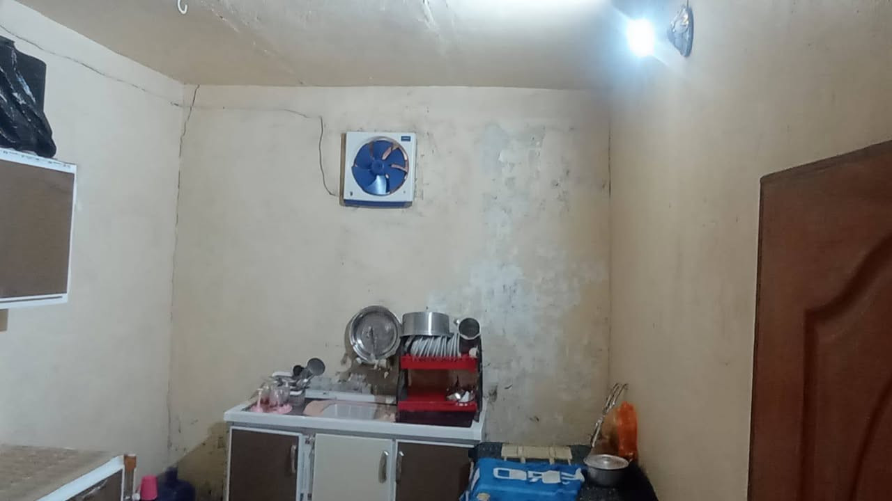 سلام عليكم 
بيت للبيع طابو صرف بسمي في حي العسكري 
شارع الساده قريب على بيت سيد خنفر 
مساحته الكليه 120
في السند 100
يتكون من 
غرفتين نوم 2
وصاله 
مطبخ 
واستقبال
مجمع صحيات خارجيه 
الاستفسار الاتصال على الرقم التالي 
***********
