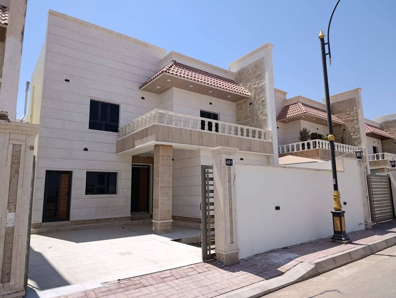 بيت للايجار في مجمع المدينة المميزه في 6 كيلو زيرو بعده ممسكون
مساحه 200 طابقين 
3 غرف 
3 حمامات 
ديوانية
 مطبخ
 منور
 بلكونه
 حديقه
 كراج
التواصل ع الرقم ***********
