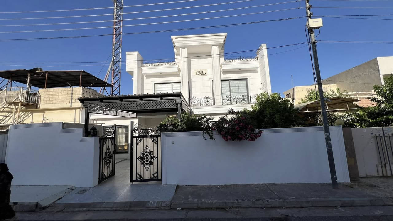 بيت للبيع ⭕️ 
٢٧٠ م 
اربيل هيران ستي 
٦ غرف نوم 
كدامه شارع ١٢ م 
حديقه واسعه 
تواصل 
☎️***********
