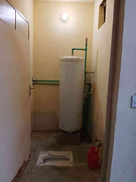 في ملك شاه قرب موكب الغريب الغرباء 125 متر متوفر غرفة نوم 4×6 صالة 1.5×2 مطبخ 2.5×4 

و كيزر ماء وتانكين ماء وماطور ومخسلة ماعدا سقيفة

السعر 18 وبي مجال

***********
