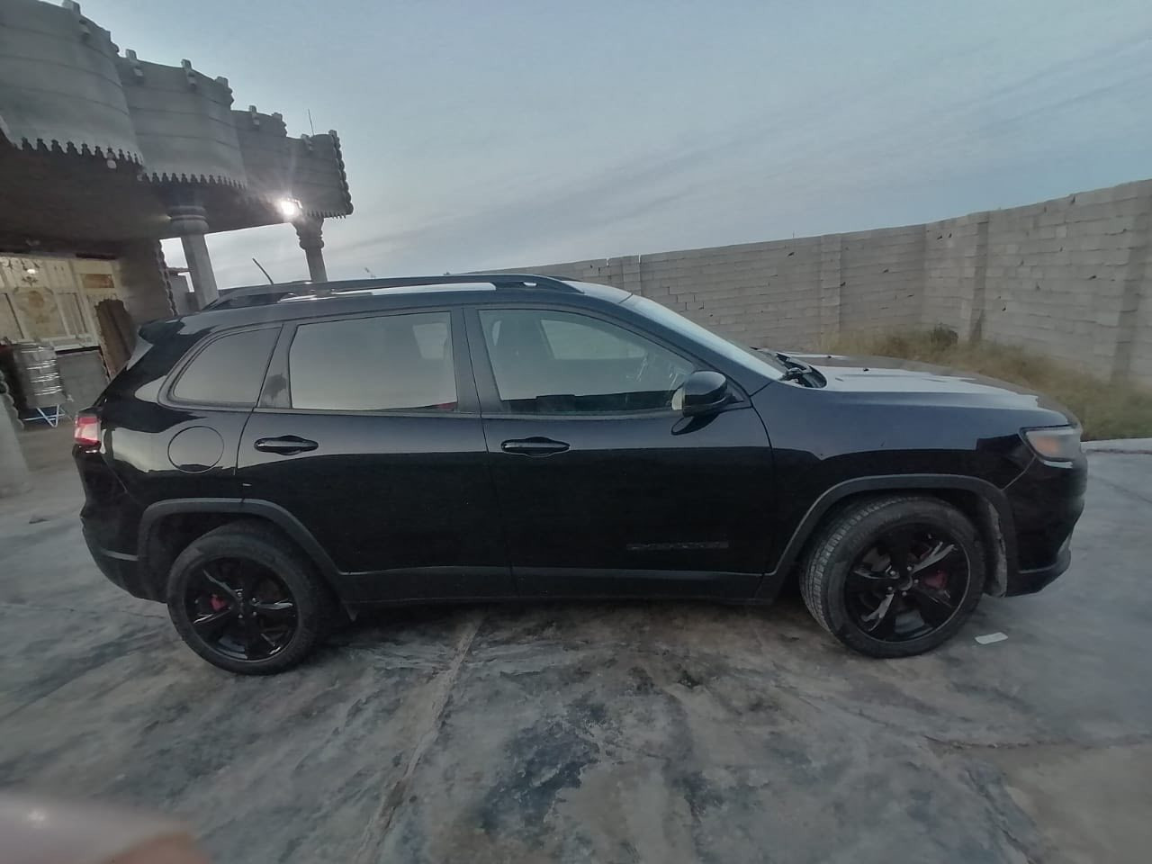 السلام عليكم للبيع سيارة ايرباكات سليمة
___________________________
♦️نوع السيارة:-جيب _شيروكي (بزون)
♦️الموديل:2020
♦️ ماشيه   -69 الف ميل 
♦️اللوحة:-  رقم اربيل 
  باسمي
مكينه 2400 
المواصفات 
1-شاشة صغيره
2-كامرة خلفيه
3_كشنات جلد
4-هند أبريك بصمة
5-كشافات زنون
6-لايت زنون
7-لد نهاري
8- اوتو ستوب 
9-ويل كب بلادي
10-بصمة تشغيل
11_بصمة أبواب
12-تحكم أستيرن 
13_حجم المحرك. 4 سلندر.                                             
14_داخل  اسود
رقم الهاتف   ***********
بي واتساب ***********
مكاني ديالى  السعر140 $بيها مجال الطيبين
