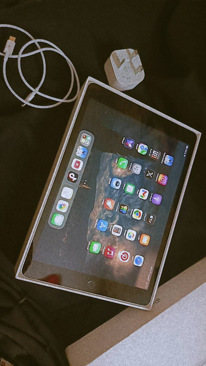 ايباد 9 مستخدم ونضيف جداً ذاكرة: 256 مع جميع ملحقاته وشاحنه السعر: 300 وبي مجال بعد  عنواني بغداد العبيدي شهداء اولى  لتواصل : ***********
