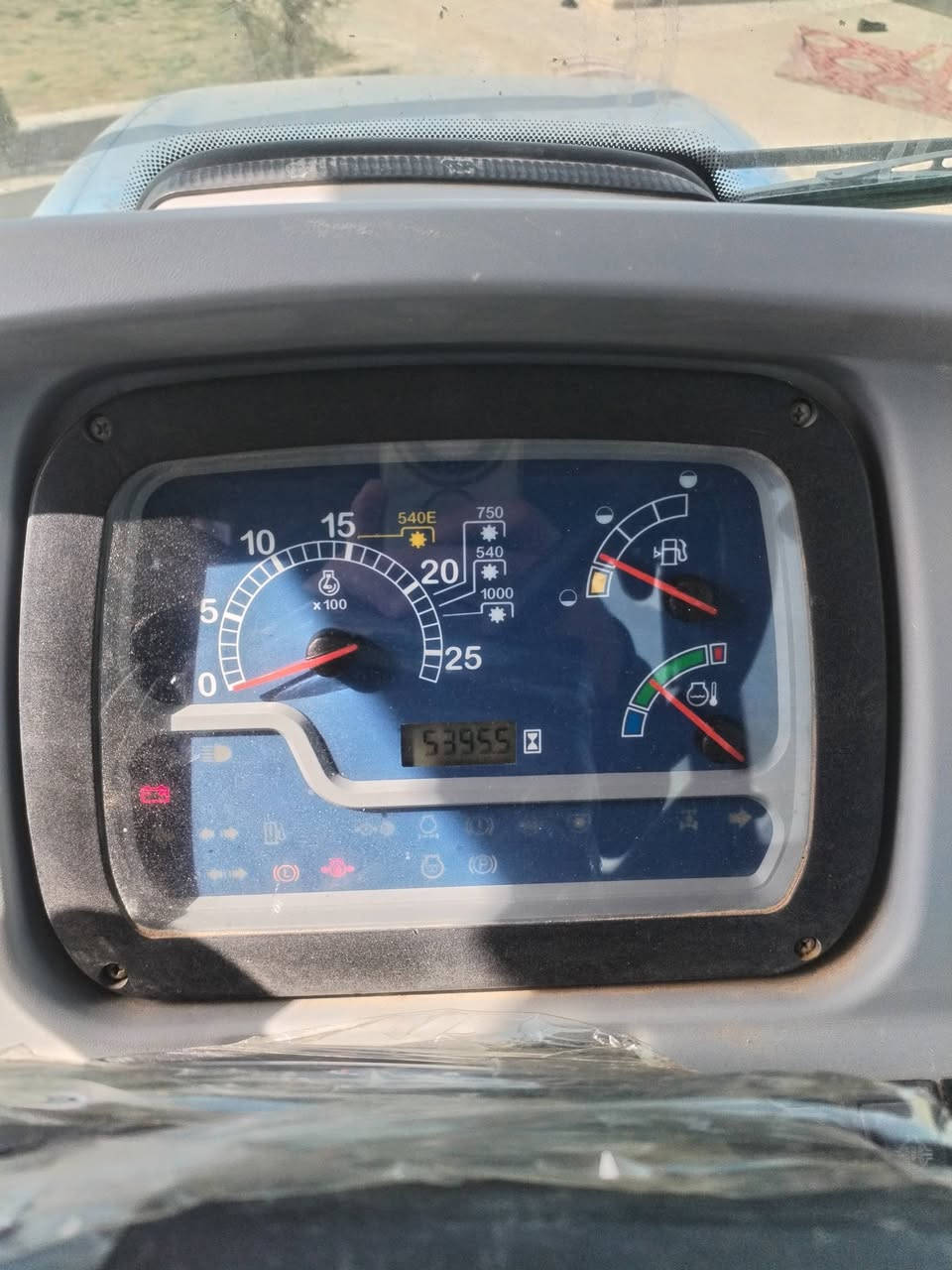 تنكتر للبيع موديل ٢٠١٩ الحجم ١١٠ كير ومحرك بشرط تبريد شغال سنويه جديده السعر ٢١٠ وبي مجال اتصال ***********
