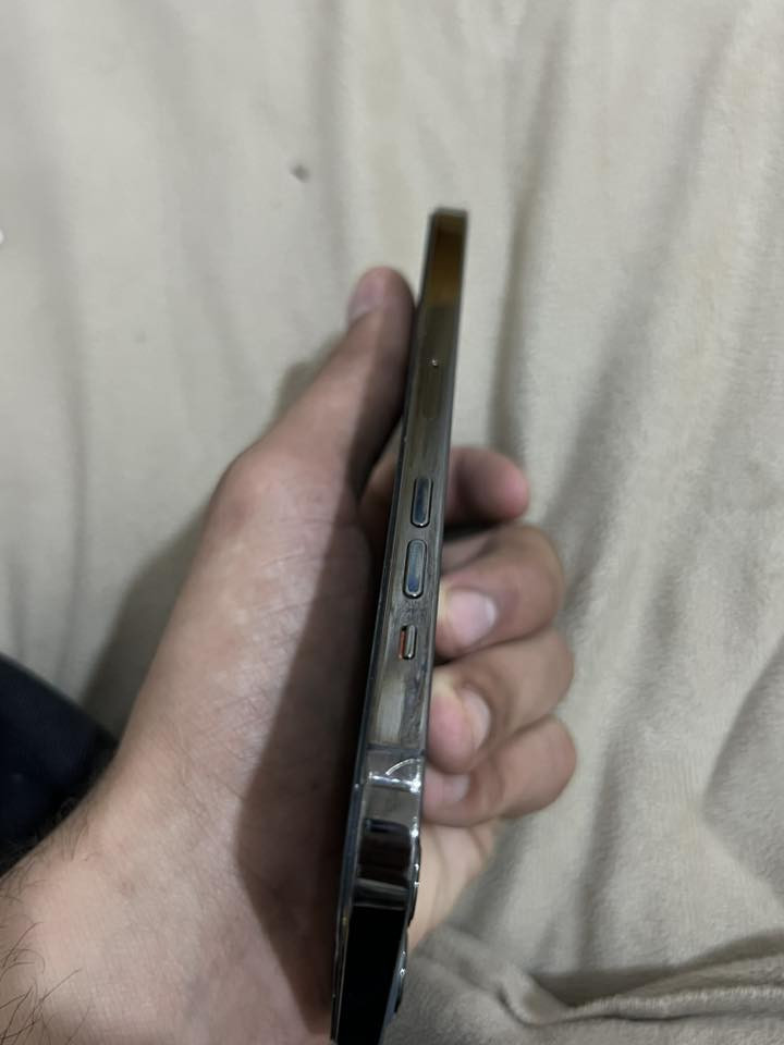 12 برو ماكس ذاكره 512
مبدل بطاريه  
الشاشه تلمس مابيها شي فقط الخط والسواد الفوك 
سعر 325 الف ***********
