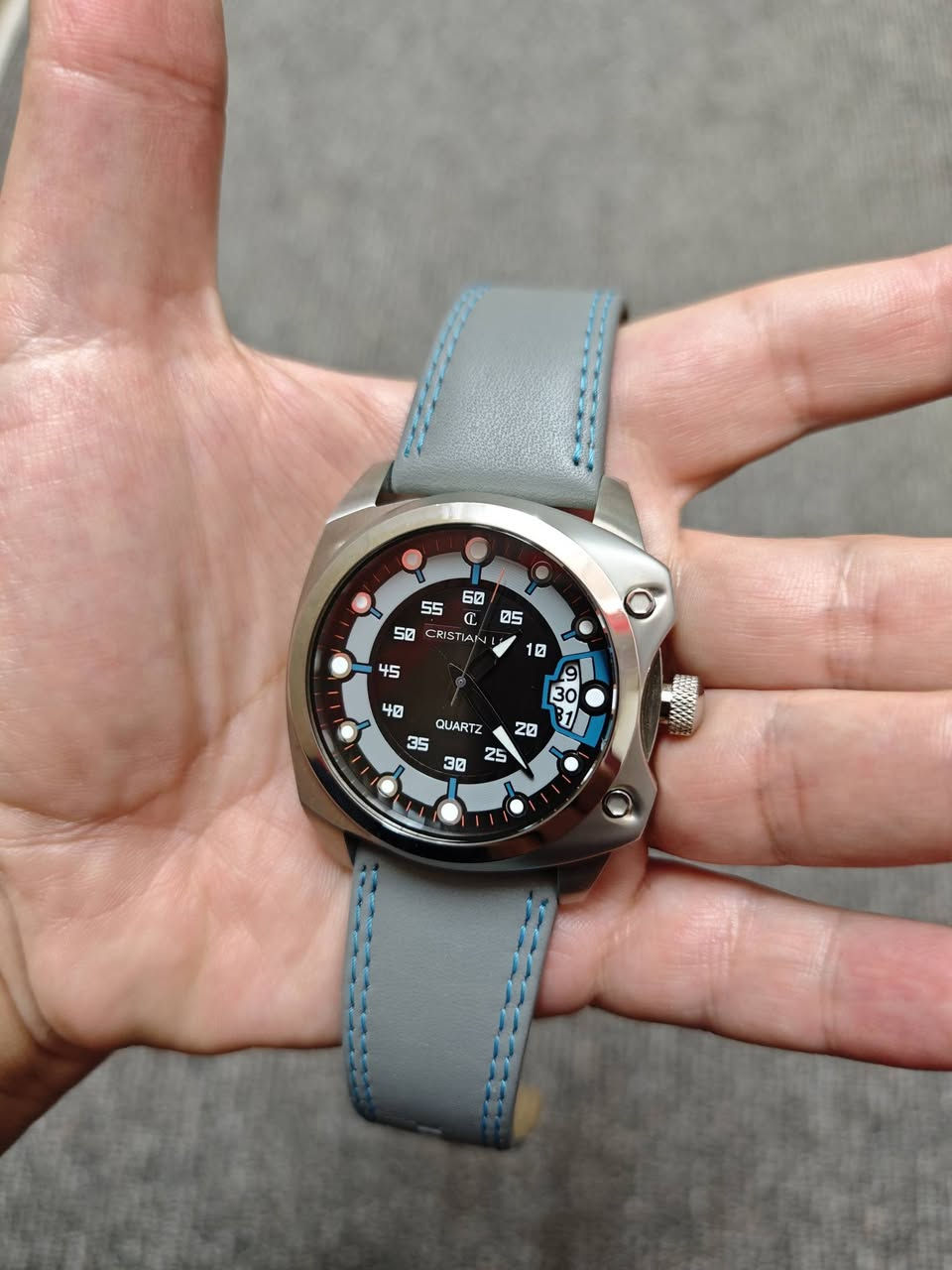 سلام علیکم. 
ساعە مختلفە و رائعه جدا من ماركة كریستیان لای. مكینه یابانی باتری. منفذ یومی بتصمیم رائع. ستنلس ستیل. سیر جلد طبیعی. نضیف لوك بالستیكر. كل شی بلادی. قطر 45 بدون زمبلک. سعر 55 الف.


**إذا كنت صاحب هذا الإعلان وتريد حذفه لأي سبب، رجاءا أرسل رسالة إلى الدعم الفني**