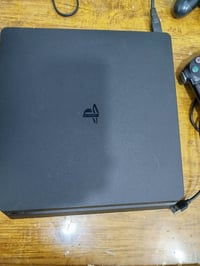 أنا أبيع جهاز بلايستيشن 4 بحالة جيدة جداً. الجهاز يشمل دراعات تحكم ووح...