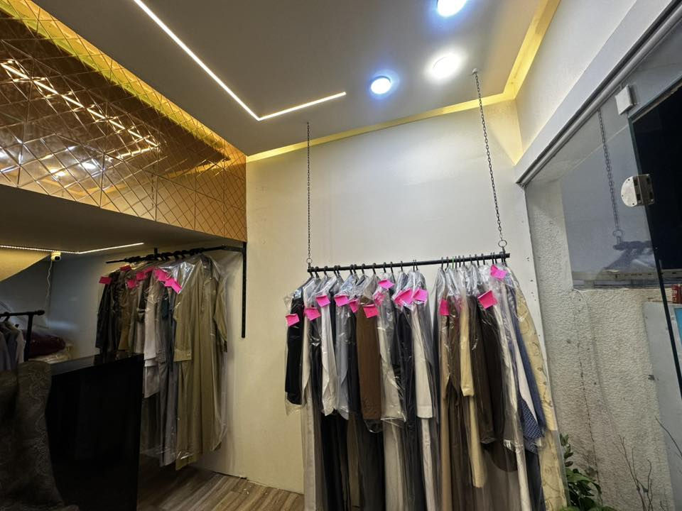 سلام عليكم محل للبيع 
لوندري 
المحل مسويله طابق ثاني ( طبكه) الطابق الأرضي عباره عن عرض فقط 
اما الطابق الثاني عباره عن عمل وتخزين بي مساحه تخزين كلش حلوه 
المحل يحتوي على غسالة 30 كيلو و مجفف ملابس و نورفا تركي وسبلت

*ملاحظة اني بايع محل شغال و موقع لحد يجي ويكول غراض منزليه 
المحل كله اني مسوي على ايدي شكو شي تشوفه بالمحل اني مسويه حتى الباب اني شاده
ايجار المحل 500 الف بالشهر 
موقع المحل بغداد حي الخضراء 
الشارع الرئيسي 
***********
