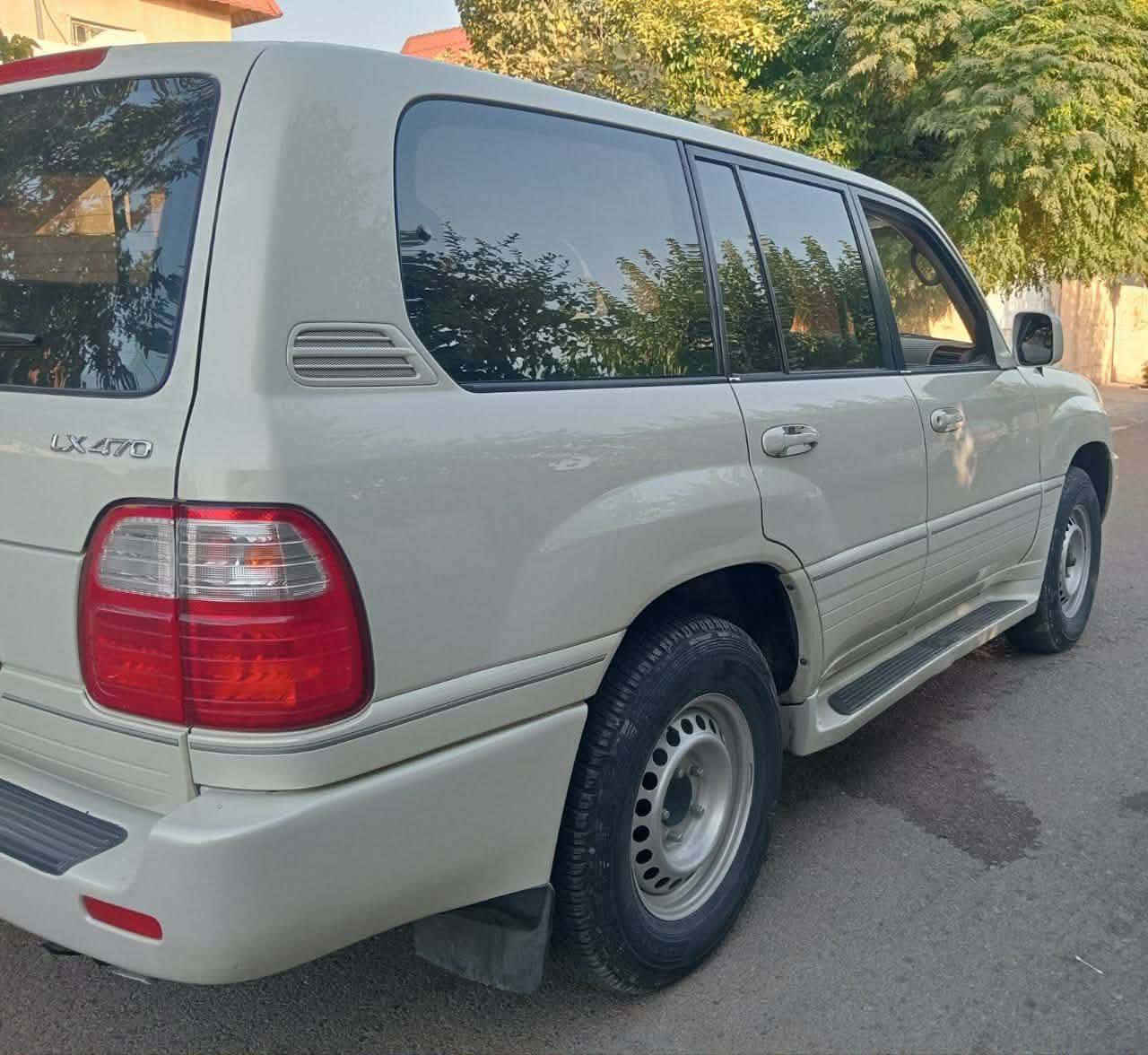 بەناوی خوای گەورە..ساغ ساغ
LEXUS lx470  2001مەنەفێست دوبەی 
فول فول مواسەفات  نوقسانی نییە 
هەووگیانی ئیش ئەکات  هیچ عەیب و عاری نییە
چەن پارچەیەکەی لەسەر ساغی بۆیاخە  قەترە مەعجونی نییە
دەعم و لێدراو ساردی نییە  سەقفی بۆیاخی نییە
سەیارەی ماڵە و ساڵ زیادە بەخۆمە  چوار تایەی تازە ناو دەری لۆکە..سەرف و دوکەڵ و بوخاری نییە  
بۆزانیاری زیاتر  ***********  ...سعری 105گەڵاو مەجالێ کەم
