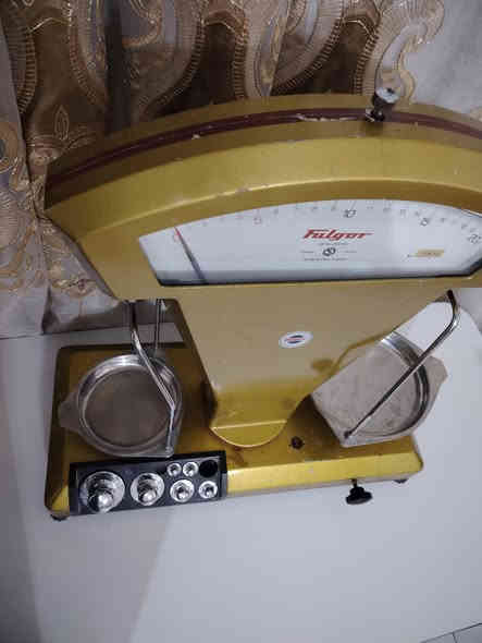 السلام عليكم
ميزان ايطالي مؤرخ ١٩٥٥ مصنوع من الالمنيوم الثقيل مع اوزان نحاس عدد ٦ نحاس نضافة الميزان (70٪)
. السعر ٧٥ ويوجد توصيل ***********
