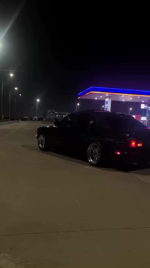 بیئم 528گێرى عادي مەکینە و ئەکسل بەشەرت سەنەویە وەکالەیە واجی هەیە پاکانەیە مۆدیل 1991بێ لێدران مواسەفات ٤جام کارەبای سلایت ناو جلد  ABSمەرکەزی ٤ تایەو ویلی نوێ هەموو گیانی بەشەت  تەنها بۆ فرۆشتن گۆرینەوە ناکەم سعري٢٨$. ژماري موبيلا ***********
