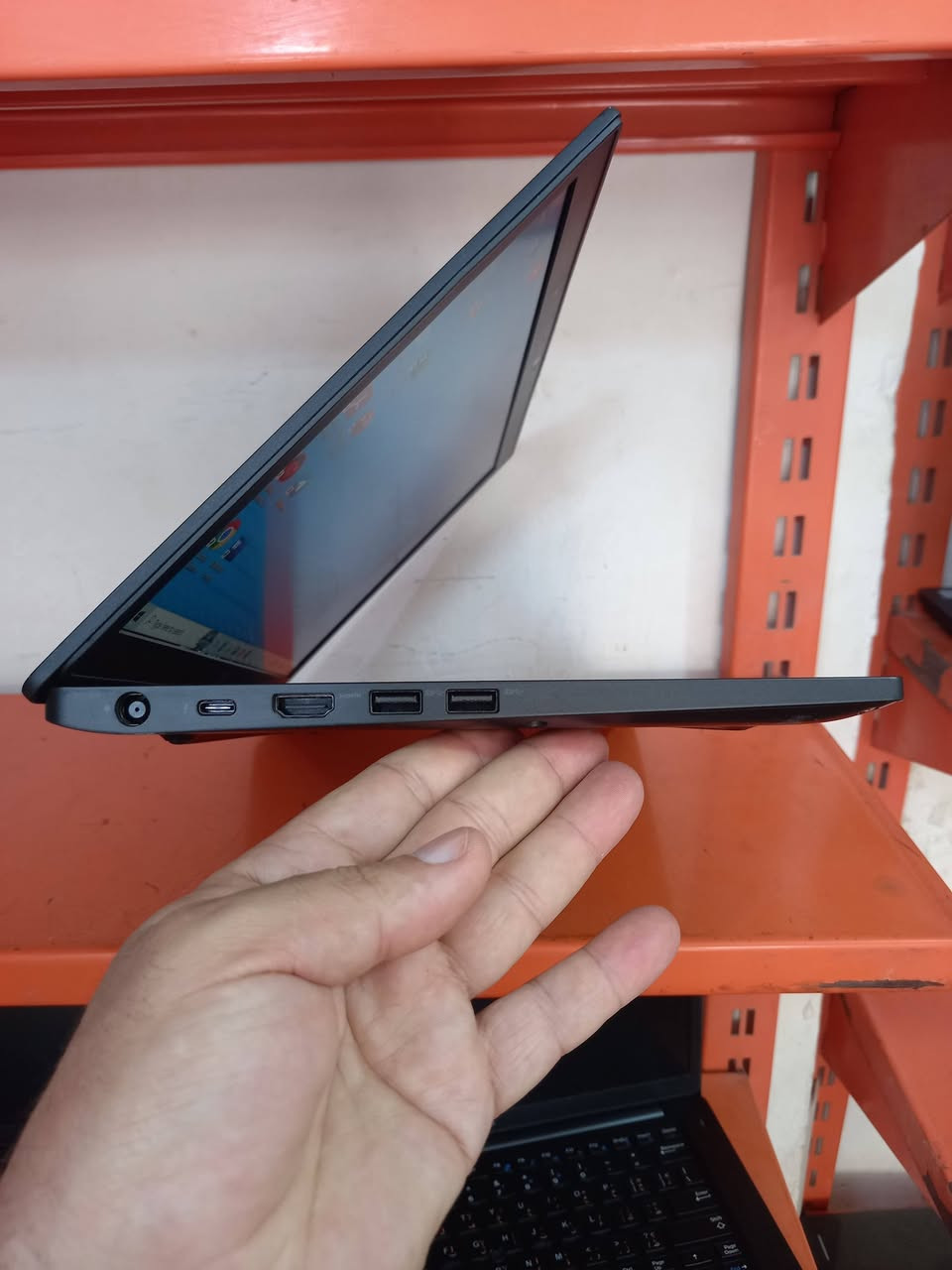 لابتوب دل dell 7480
المعالج كور اي 7 الجيل 6
الهارد    256    ssd 
الرام 8.     ddr4 
كارت الشاشة  4  شير 
حجم الشاشة  14 
الشاحنة اصلية 
يحتوي على منفذ تايب سي للشحن او نقل البيانات
نظام التشغيل ويندوز 10 عربي انكليزي 
الملحقات شاحنة وجنطة 
السعر  210
***********
***********
يوجد توصيل

متوفر 
تتوفر مجموعة لابتوبات بأسعار مناسبة ومواصفات مختلفة
