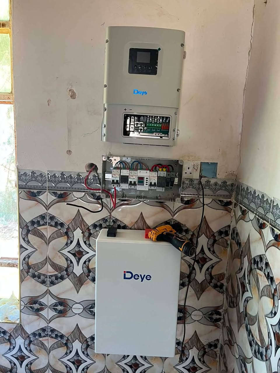 🏚️ كل شهر تدفع للمولدة… وكل شهر تنتظر ساعات التشغيل وتتحمل الأعطال والضجيج وارتفاع الأسعار.

أما الطاقة الشمسية فهي قرار يُدفع مرة واحدة… وتستفيد منه سنوات.

🏡 اليوم بيت جديد في قرية السادة  الاعرجيه المناصير خرج من دائرة الاشتراك والمولدات، ودخل مرحلة الاستقرار والطاقة النظيفة.

لم نركب منظومة لأن سعرها الأرخص…
بل لأن صاحب المنزل أراد منظومة تعيش، وتتحمل، وتعمل عندما يحتاجها.

☀️ 5 ألواح LONGi X10 الأصلية
⚡ انفيرتر Deye 6KW
🔋 بطارية ليثيوم Deye 5KW

النتيجة:
✔ تشغيل نهاري حتى 10 أمبير
✔ تشغيل ليلي حتى 6 أمبير لمدة 6 ساعات
✔ استقرار في الكهرباء وتقليل كبير للاعتماد على المولدات

الفرق بين منظومة وأخرى ليس في السعر…
الفرق الحقيقي يظهر بعد سنة وسنتين وخمس سنوات من التشغيل.

نحن لا ننافس بالأرخص…
ننافس بالعمر الافتراضي، والكفاءة، والضمان، وراحة الزبون.

📞 للاستفسار والحجز:
***********
***********
***********
