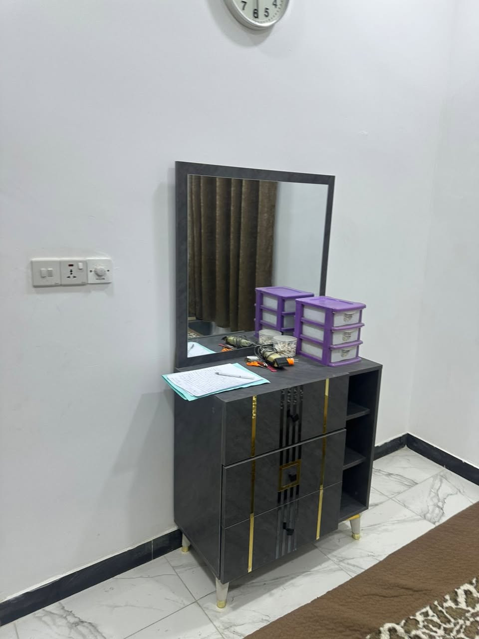 سلام عليكم غرفه تركيه جديده ما مستعمله هوايه 
خمس قطع نضافته100٪ عنوان بغداد ***********
