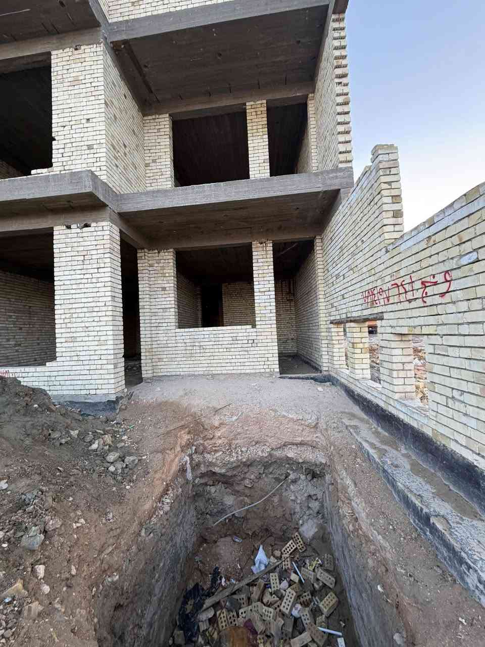 🏠/ هيكل للبيع المساحة ٢٠٠ م ركن طابو صرف 

                 الواجهة ١٠ م / النزال ٢٠ م 

🧱/ بناء حديث قيد الانشاء 

الطابق الاول / مطبخ . استقبال . هول . غرفتين نوم سويت . مجمع صحيات 

الطابق الثاني / ٤ غرف نوم سويتات . هول . مجمع صحيات

🌏الموقع / حلة . حي الامام سنتر على شارع الكابينات  قريب جداً من شارع ٨٠ 

للاستفسار عن السعر مراسلة الصفحة او زيارة مكتب 

#بشار_للعقار_والمقاولات شارع ٦٠ بداية شارع الحسينية 

***********           ***********
