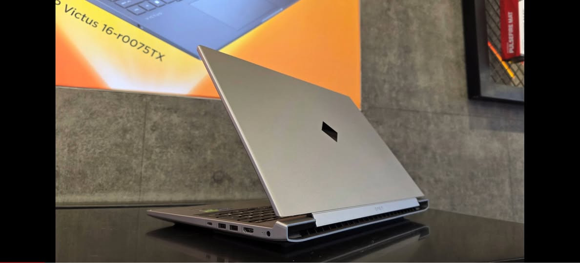 🚀 HP Omen 16 – Premium Gaming & Pro Power
💻 Model: HP Omen 16 (Silver Edition) 🤍

🧠 Processor (CPU): Intel® Core™ i7-14700HX (Up to 5.5 GHz, 20 Cores / 28 Threads) 🔥 (High-Performance HX Processor for Extreme Gaming & Heavy Workloads)

🎮 Graphics Card (GPU): NVIDIA® GeForce RTX™ 4070 Laptop GPU (8GB GDDR6 VRAM) ⚡ (Maximum Power & Full Gaming Performance with DLSS 3)

⚡ Memory (RAM): 16GB DDR5 Dual-Channel (Ultra-Fast Multitasking & High Bandwidth)
💾 Storage: 1TB NVMe PCIe Gen4 SSD 🚀 (Upgraded - Super-Speed Boot & Large Loading Capacity)

🖥️ Display: 16.1" Full HD/QHD IPS, 165Hz Refresh Rate with HyperX Support (Smooth, Crisp Visuals & Accurate Colors)
✨ Condition: Open Box (جهاز جديد مفتوح الكرتون فقط - بحالة الوكالة)

🔥 Perfect For: Hardcore Gaming, 4K Video Editing, 3D Rendering, Software Development, and Heavy Daily Workloads.

🔂 الجهاز مستخدم نظيف جداً (Open Box) وبحالة ممتازة باللون الفضي الرمادي المميز، يقدم أداءً قوياً ومستقراً للألعاب الحديثة وبرامج التصميم والمونتاج وبسعر منافس.

🔂 لاپتۆبێکی ئۆپن بۆکس (Open Box) زۆر خاوێن و بێ کێشە لەسەر حدودی نوێ بە ڕەنگی زیویی ناوازە، ئەدایەکی زۆر بەهێز پێشکەش دەکات بۆ یارییە نوێیەکان، کاری مۆنتاژ و دیزاین بە نرخێکی گونجاو.

☎️ للتواصل عبر الواتساب او ماسنجر: ***********
☎️ بۆ پەیوەندی لە رێی ماسنجر یان واتساب: ***********

📍 الموقع: كركوك - بنجا علي
📍 ناونیشان: کەرکوک - پەنجا عەلی

شركة خوبيب للابتوبات - Khubaib Laptops
