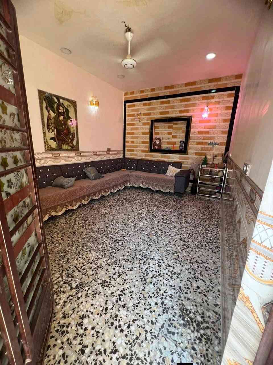 السلام عليكم اليوم عندي بيت طابق ونص متكون من غرفة نوم ومطبخ وصاله واستقبال وحمام تواليت  مع حمام تواليت خارجي مع غرفه وصاله بالطابق الثاني بيت طابوق مسلح المساحه ١١٢مالواجه ٧م والنزال ١٦م سند ٢٥.جسرديالى الجديد الكرغوليه قرب مطبعة ألوان الطيف يبعد عن الشارع العام ٧٠متر تفاصيل اكثر الاتصال على الرقم ***********بيه واتس وبالخدمه
