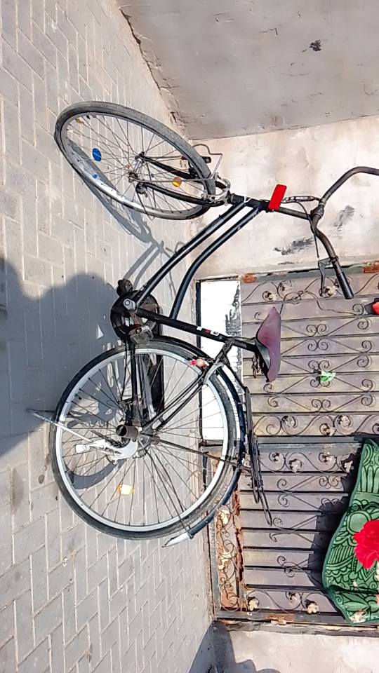 السلام عليكم بايسكل للبيع البايسكل نضيف وجاهز ومابيه اي صبغ السعر 50وبيه مجال مكاني البصره القبله الرقم ***********+وتساب البصرة, العراق
