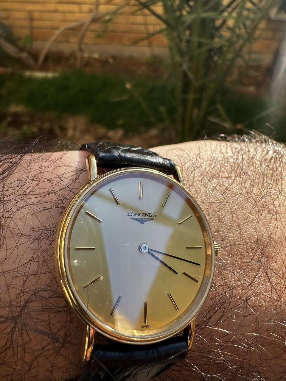 السلام عليكم 
#مزاد لاعلى سعر

:
 • الماركة: Longines
 • المنشأ: Swiss Made (سويسري)
 • رقم المرجع (Reference): L4.637.2
 • الرقم التسلسلي: 27508581
 • الخلفية:Stainless Steel Back(غطاء خلفي ستانلس ستيل)
 • الحالة: كلاسيكية قشطة (Ultra Slim Style)
 • الميناء: ذهبي/شامبين سادة مع مؤشرات عصوية ذهبية
 • العقارب: سوداء رفيعة (ستايل كلاسيكي)
 • الحزام: جلد / غير مستبدل
 • الهيكل: مطلي بلون ذهبي (Gold Plated )
⸻
 الساعة  #للبيع - لاعلى مبلغ -
اصحاب الخبرة يعرفون قيمتة
⸻


**إذا كنت صاحب هذا الإعلان وتريد حذفه لأي سبب، رجاءا أرسل رسالة إلى الدعم الفني**