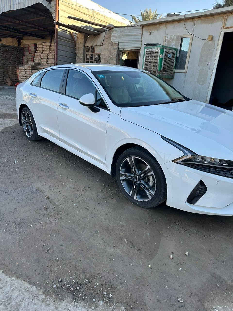 K5 للبيع فقط خليجي موديل ٢٢ ماشيه ٦١  بيها باب السايق مبدله وكاله نفس اللون وبيها بارد كلش قليل مواصفات بصمه تشغيل عن بعد شاشه كامره اصليه السعر ١٩٥ بيها مجال عنوان دوره موبايل***********
