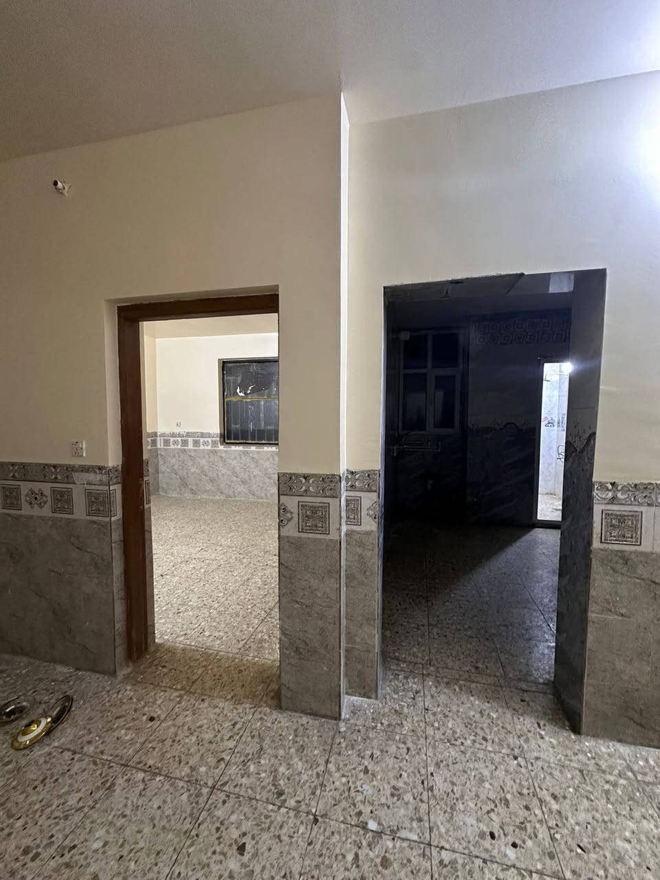 شقه للإيجار 
طابق ارضي 
الشعب/شارع الأسواق المركزيه 
تحتوي على 
استقبال ،مطبخ معزول،خدمات ،غرفه نوم كبيره 
للمعلومات أكثر مراجعه مكتب الأخوين للعقار 
***********
