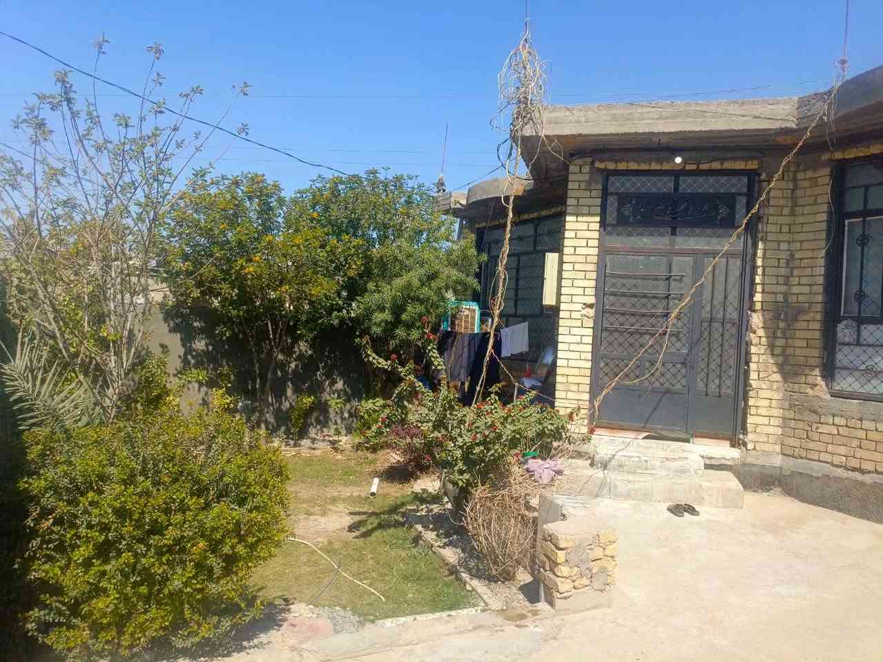 السلام عليكم
دار للبيع مساحته 300 /حي الشرطه/ شارع ابو ملاك (بدر الشرطي )بناء طابوك درجه اولئ بناء جديد   يتكون من  استقبال  -هول -مطبخ  -صاله -غرفتين صحيات داخليه وخارجيه +حديقه جبيره للأستفسار اتصل ع الرقم 
***********
***********
