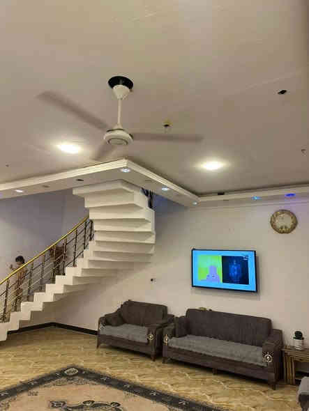 بيت للبيع بياسين خريبط مساحه 240  مالك صرف طابقين 6 غرف وصالتين ودوانيه ومطبخ وصحيات 5 وغرفه بيهه حمام حديقه حلوه وكراج سياره بيت حلو مرتب نقصه فقط واجهه موقعه في زون الثالث قرب مشتل النرجس موقعه حلو كلشي قريب علي السعر 485 وبي مجال مكاني بصره ياسين خريبط هاذ رقمي ***********
