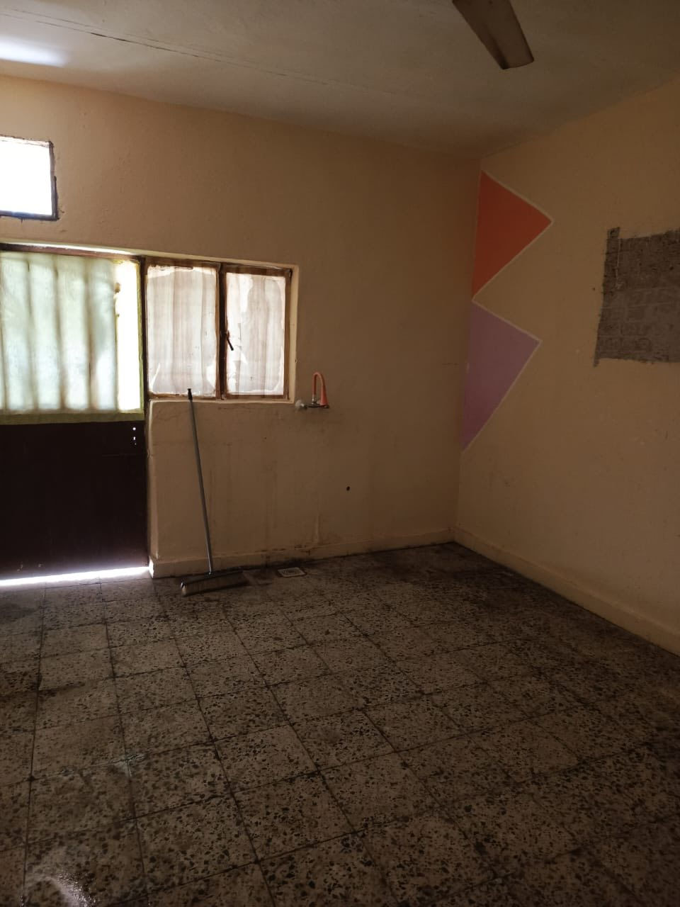 بيت للبيع 
الواجهة ١٠والنزال ١٤ونص طابق واحد يحتوي على غرفتين نوم و حمام و مطبق و حولي و استقبال و وكراج ()جنس العقار طابو صرف سند مستقل 
للستفسار ‭٠٧٧٣ ٤٤٩ ٧٤٢٣‬
الموقع الشرطة الخامسة قريب على شارع المدارس
