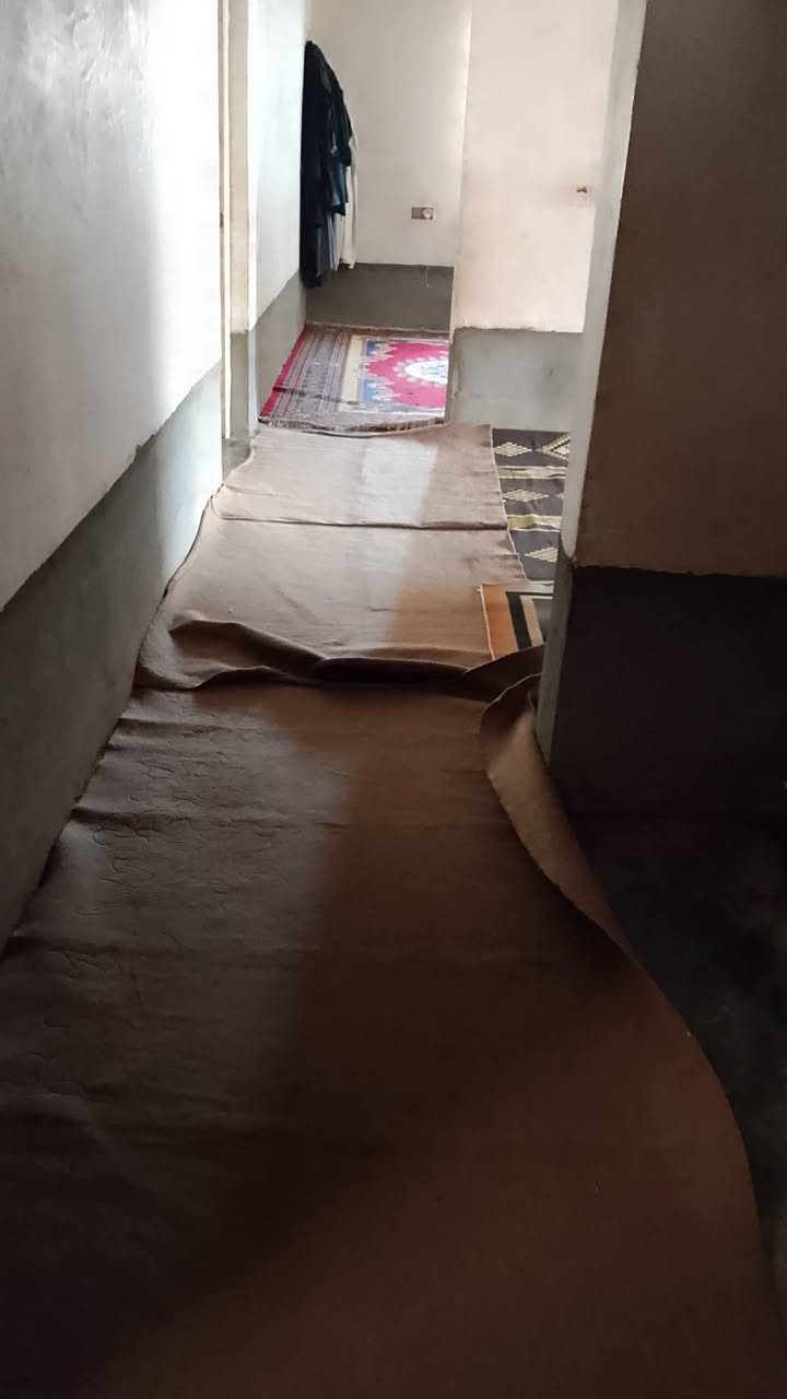 السلام عليكم اعادة الشنر
بيت للبيع يتكون من ربعه وهول ومطبخ وقرفتين وصحيات البيت سند زراعي المكان التقاطع الخصم جدام جامعة الحلو مساحه البيت 300متر السعر 40 وبي مجال ***********  
***********
