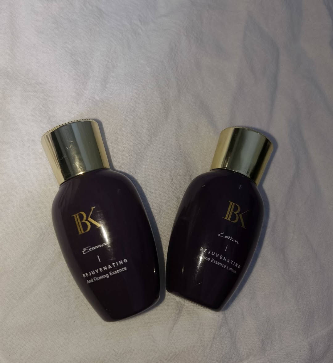 مجموعة مخصصة للعناية بالبشرة ومكافحة علامات التقدم في السن

الزجاجة اليسرى) مصممة لشد البشرة وتجديد حيويتها
الزجاجة اليمنى) يعمل كمرطب عميق يساعد في تحسين مرونة الجلد.

مناسبة للبشرة الحساسة: تم تحسين الصيغة لتناسب أصحاب البشرة الحساسة وتهدئة التهيج.
مكافحة التجاعيد: تعمل على تقليل مظهر الخطوط الدقيقة وشد ترهلات البشرة لإعطاء مظهر أكثر شباباً. 
 تهدف المجموعة بشكل عام إلى تقليل علامات التقدم في السن وشد البشرة المترهلة. 
السعر«» 10🔥


**إذا كنت صاحب هذا الإعلان وتريد حذفه لأي سبب، رجاءا أرسل رسالة إلى الدعم الفني**