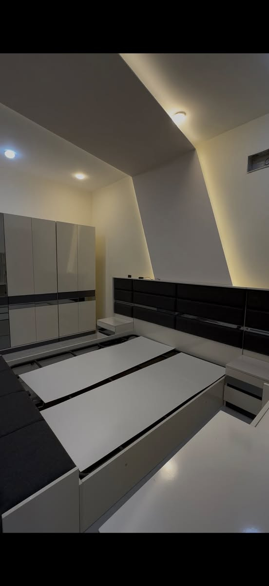 غرفة نوم منشأ تركي اصلي للبيع بعدها جديده 
نسبة نضافتها  95 
كامله اي نقص مابيه استعمال 6 اشهر فقط 
الي يريده يراسلني خاص او يتصل 
***********
يوجد توصيل وشد اذا حابين
