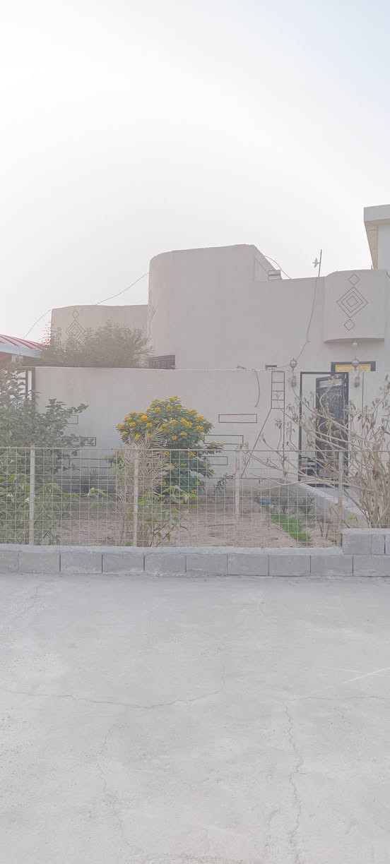 واسعد الله اوقاتكم بكل خير احبتي🫶🏻
***********
يتوفر دار سكن للبيع طابقين ركن ع شارعين🛣

#المساحه لكليه 350 متر مربع 

#نوع العقار طابو زراعي عراقي 

#سند ٢٥ ول مالك عراقي تتكاتب ويا ابوالطابو مباشرتا

#يتكون من غرف نوم عدد 4
#استقبال 
#صاله
#مطبخ 
 #مجمع صحيات داخليه وخارجيه 
#حديقه🌺 وكراج🛣

#البيت كامل من جميع الملحقاته 
بناء جديد 2025

#العنوان البصرة قضاء ابي الخصيب كوت الحمداني
#منطقة روعه جميع الخدمات ماي كهرباء شارع 10 متر 
#السعر  170وبي مجال

للاستفسار لاتصال ***********
