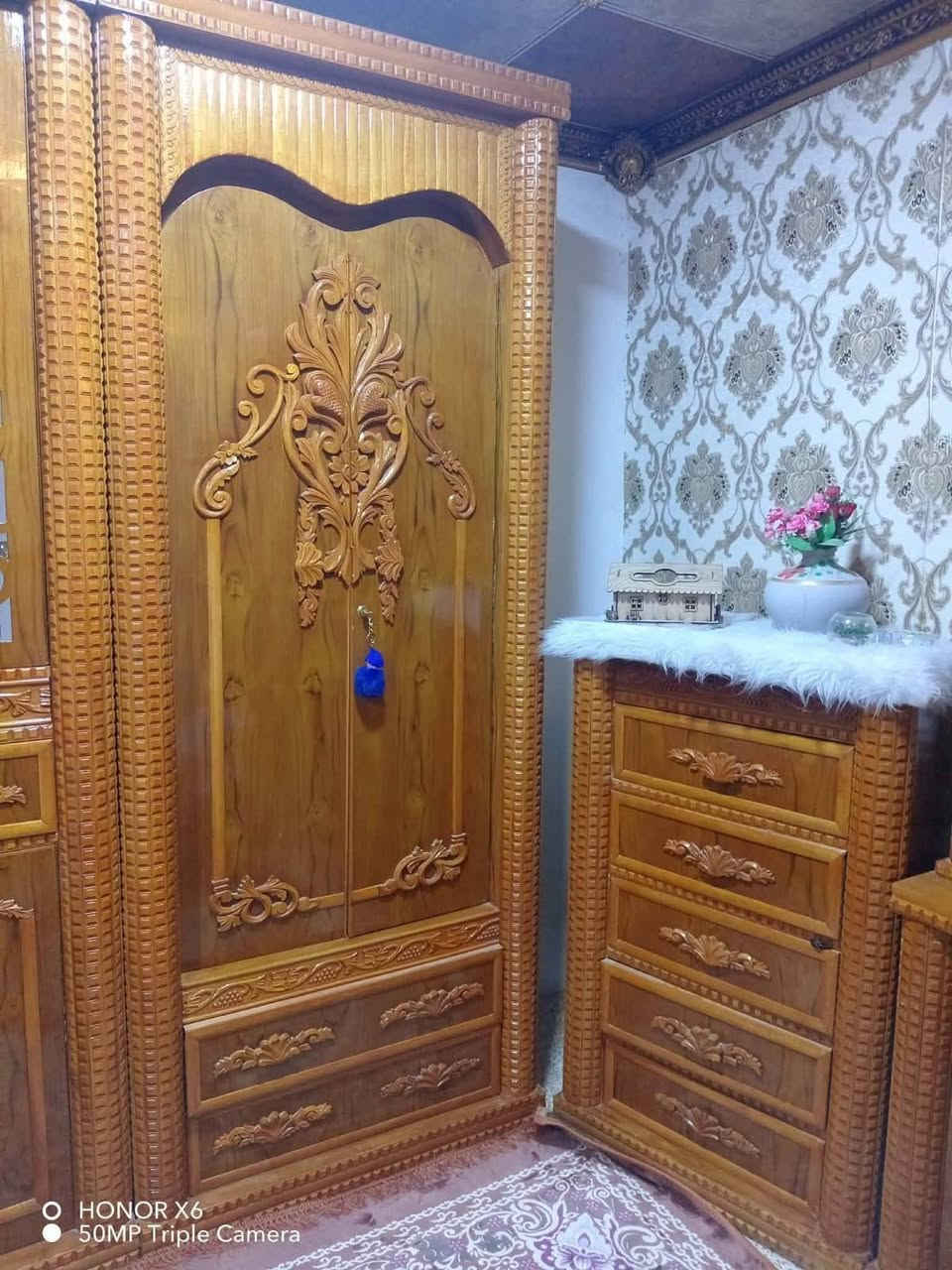 غرفه نوم عراقيه اصليه بعدهي بل جيس اخذتها بمليون وربع  وريد أبيعها ب٥٠٠ قفل  بسبب ضيق المكان لتواصل الاتصال على الرقم ***********
