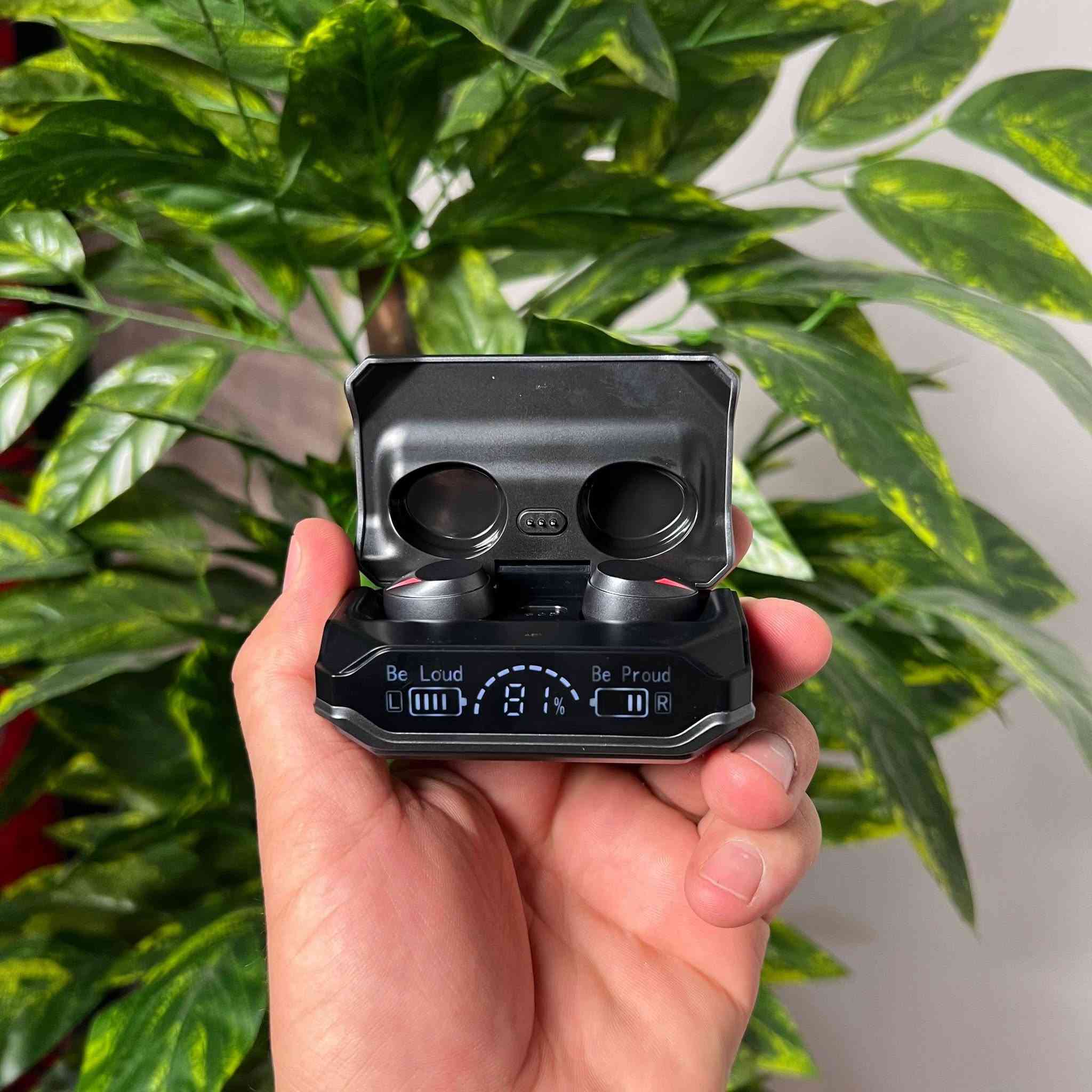 سماعة أذن لاسلكية M41 Hi-Fi Bluetooth V5.3 مع شاشة عرض رقمية ثلاثية
• سماعة أذن لاسلكية True Wireless بتصميم مدمج مع علبة شحن مزودة بشاشة عرض رقمية ثلاثية لعرض حالة البطارية.

• تدعم اتصال Bluetooth V5.3 للاقتران مع الأجهزة المتوافقة.

• مزودة بوحدة صوت (Moving Coil) مقاس 8 مم.

• تدعم التحكم باللمس (Fingerprint Touch).

• تدعم المساعد الصوتي Siri Voice Call.

• مدى اتصال لاسلكي يصل إلى 10 أمتار في الظروف المناسبة للاستخدام.

• وقت تشغيل للموسيقى يصل إلى حوالي 5 ساعات لكل شحنة للسماعات.

• الموديل: M41
• النوع: True Wireless Headset
• إصدار البلوتوث: V5.3
• شاشة العرض: Three-Screen Digital Display
• حجم وحدة الصوت: 8 مم (Moving Coil Unit)
• مدى الإرسال: 10 متر
• وقت الشحن: حوالي ساعتين
• وقت الاستعداد: 280 ساعة
• تشغيل الموسيقى: حوالي 5 ساعات (Earbuds)
• ملفات الاتصال المدعومة: A2DP / HFP / HSP / AVRCP
• جهد الإدخال: 5V ⎓ 1A
• جهد الإخراج: 5V ⎓ 1A

محتويات العلبة:
• سماعتا أذن لاسلكيتان M41
• علبة شحن
• دليل الاستخدام
للججز والاستفسار خاص


**إذا كنت صاحب هذا الإعلان وتريد حذفه لأي سبب، رجاءا أرسل رسالة إلى الدعم الفني**
