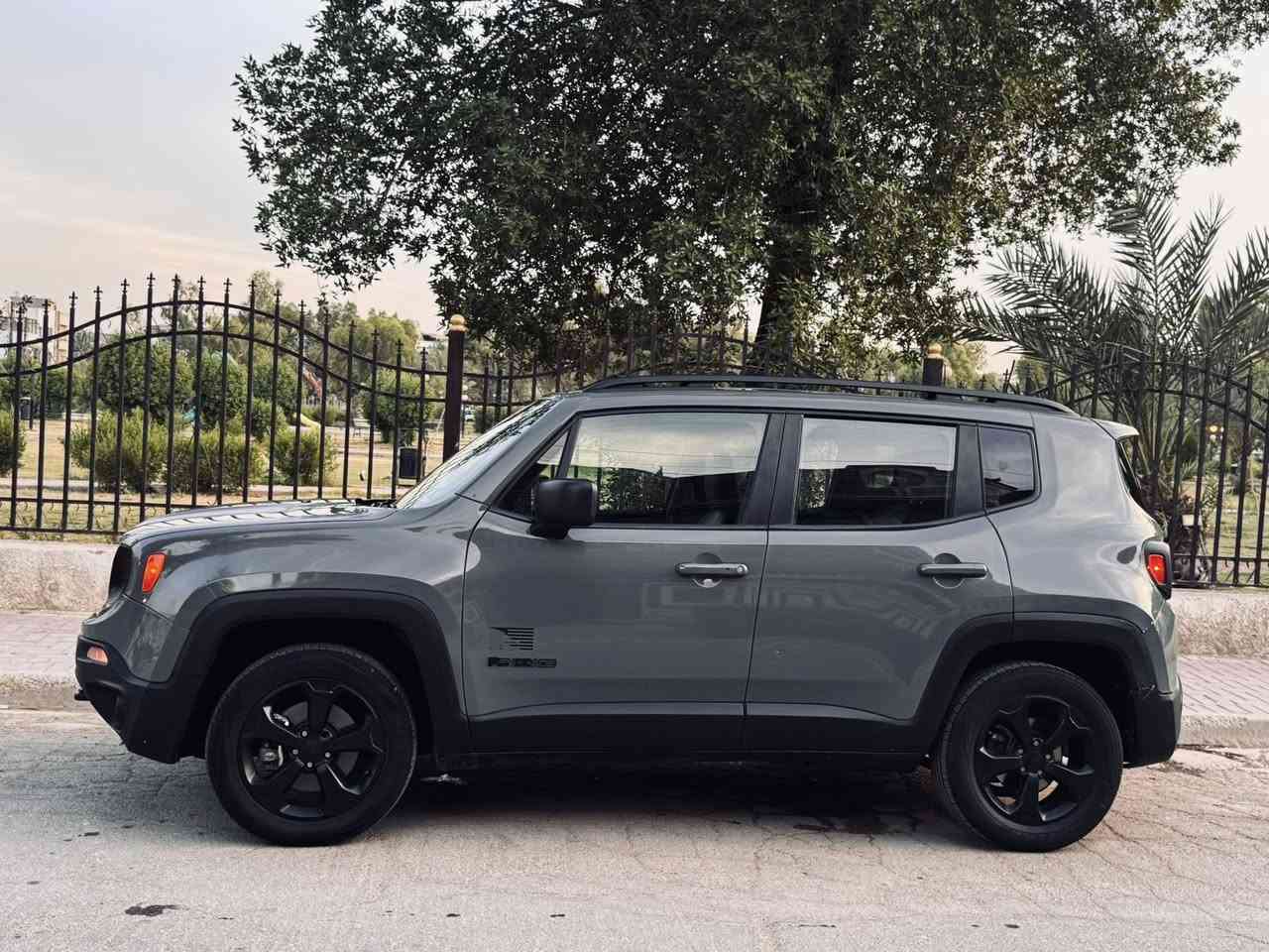 السلام عليكم 

Jeep Renegade S
    - موديل 2021 
    - المسافة المقطوعة ١٠٣,٠٠٠ كيلو متر 
    - حالة السيارة جيدة جدا من ناحية المحرك و الكير برغي ممفتوح بيها ولكن يحتاج بعض الترتيب 
    - حادثها صندوق موضح في الصورة لا يوجد صبغ ما عدا مكان الحادث 
    - تبريد ١٠٠٪؜ 
    - حدادة ٨٠٪؜
السعر ١٥,٠٠٠$ وبيها مجال 
للتواصل 
***********
