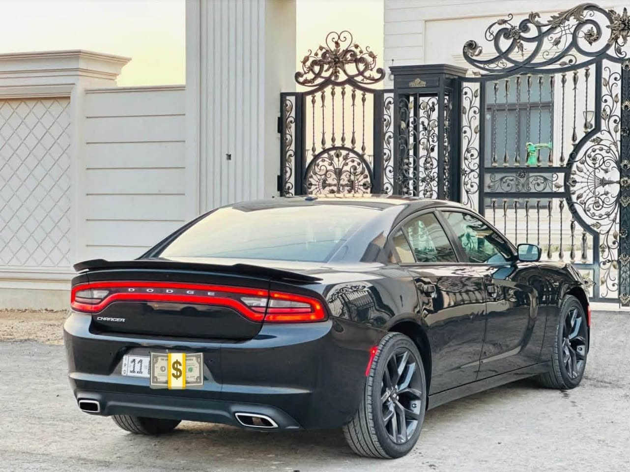 دوج چارجر ٢٠٢٢ اسود sxt  مواصفات عاديه وارد أمريكي تقرير غرق تعمل وتسير دعامياتها مكفوله من الصبغ بيها شخطين بالأبواب عكس السايق خفيفات رقم بغداد سياره جاهزه من كلشي مكينه گير صدر تايرات تبريد كهربائيات ما بيها اي سيرفس مشتغل تخم تاير جديد ويل كب ٢٠ دسكات خلفي امامي جاهزه من كلشي وعالفحص تاخذها سونار  مكانها بغداد للاستفسار *********** بغداد, العراق
