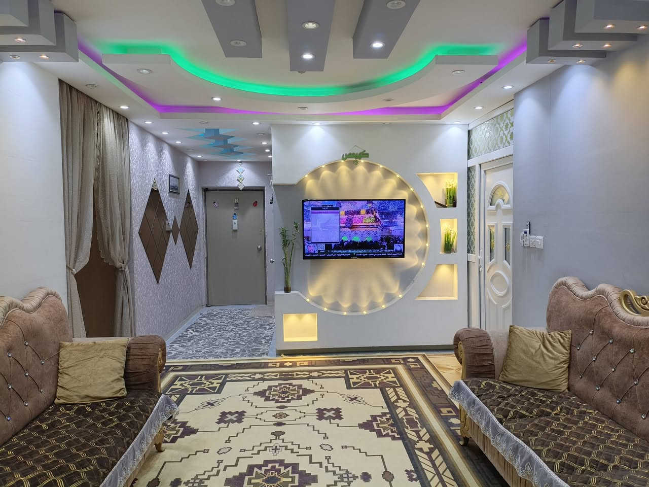 في مجمع بسمايه يوجد
شقه  ١٤٠ م للبيع 
نظام غربي ..طابق اول
مجمع B1 تحتوي على ديكور وقاطع لعزل الصاله عن المطبخ  مع جميع الاثاث 

١..سبالت عدد 5

٢.كاونتر تفصال  BDF

٣.ثلاجه اربعة ابواب

٤. مجمده عموديه

٥.غساله فول اوتوماتيك

٦.طباخ ابوعين زرقاء ٥ عيون

٧.مايكروف

٨.بلازما 50

٩.بلازما 42

١٠.غرفة نوم كامله ٦ ابواب

١١.تخم كرويتات تفصال

١٢.سيت طبلات

١٣.غرف نوم نفر واحد عدد 2

١٤.ميز حاسبه
 
١٥.مكتبه

١٦. رفوف مخزن 

١٧.بردات لكل الشبابيك

١٨.ميز طعام مع كراسي

١٩.مراوح سقفيه عدد 4

٢٠. براد ماء

٢١.كنتور اطفال اضافي

وكل شيء مذكور اعلاه موضح بالصور
 الاثاث جميعه جديد...
 والاجهزه من ماركات عالميه ...
للاستفسار الاتصال على الرقم...***********
 او  واتساب على نفس الرقم
