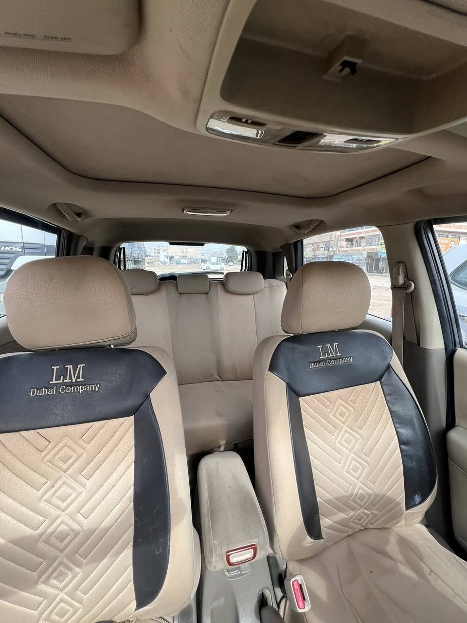 سياره توسان 2009 وارد خليجي دفع رباعي محرك2000 دوش 4سلندر كل اجزائها اصليه خاليه من الحوادث ما عدى رصعات قليله على البارد تبريد شغال وشاشه والسقف بانوراما رقمها بغداد مميز فيها والتحويل مباشر 
السعر:127 ورقه وخوش بيه مجال 
للتواصل:***********
