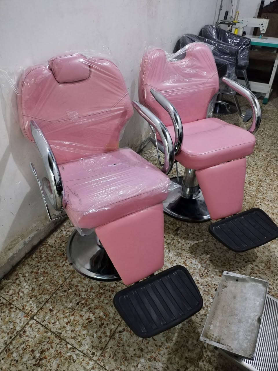 كراسي حلاقه ثنين نظافة ٩٠٪ جك ظهر شغال جك صينية شغال مثل ما موظح في الصور سعر الواحد 100قفل مكان بغداد حي الرحمة للاستفسار الاتصال على الرقم ***********
