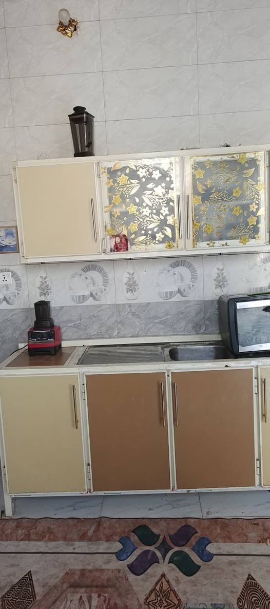 السلام عليكم كاونتر تفصال طوله مترين سنك حديد نضيف اخو الجديد
***********
