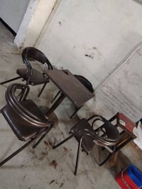 ٤ كراسي • ميز