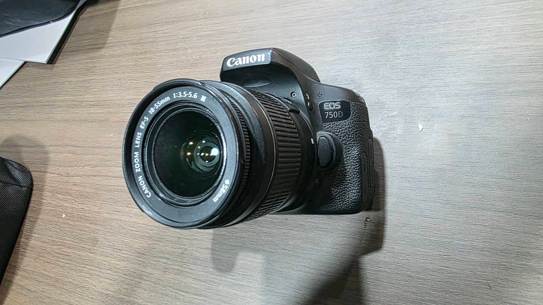 كاميرا كانون احترافية Canon EOS 750D مع عدسة 18-55mm IS STM 

الشاشة الذكية: شاشة متحركة بالكامل (Vari-angle) وتدعم اللمس (Touchscreen)، وهي ميزة أساسية لتصوير الفيديوهات، السيلفي، وصناعة المحتوى من زوايا مختلفة.
للبيع كيت متكامل وبحالة نظيفة جداً، الخيار المفضل الهواة، وصناع المحتوى الفلوغرز (Vloggers). 
كاميرا Canon 750D تجمع بين سهولة الاستخدام والنتائج الاحترافية في الصور والفيديو.

عنواني كركوك