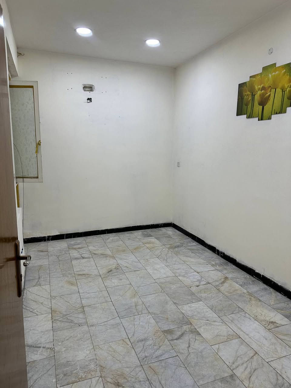 #دار للايجار 
#طابق #ثاني
بناء جديد/صالة/ مطبخ/ غرفتين نوم/ خدمات/ سطح/ ((معزول من ناحية الماء والكهرباء والدرج..))
نظيف جدا موقع مميز ..
الفرع العريض..مجاور متنزه الجمهورية.
(#للاتصال صاحب البيت مباشرة=  ***********)واتس اب.
