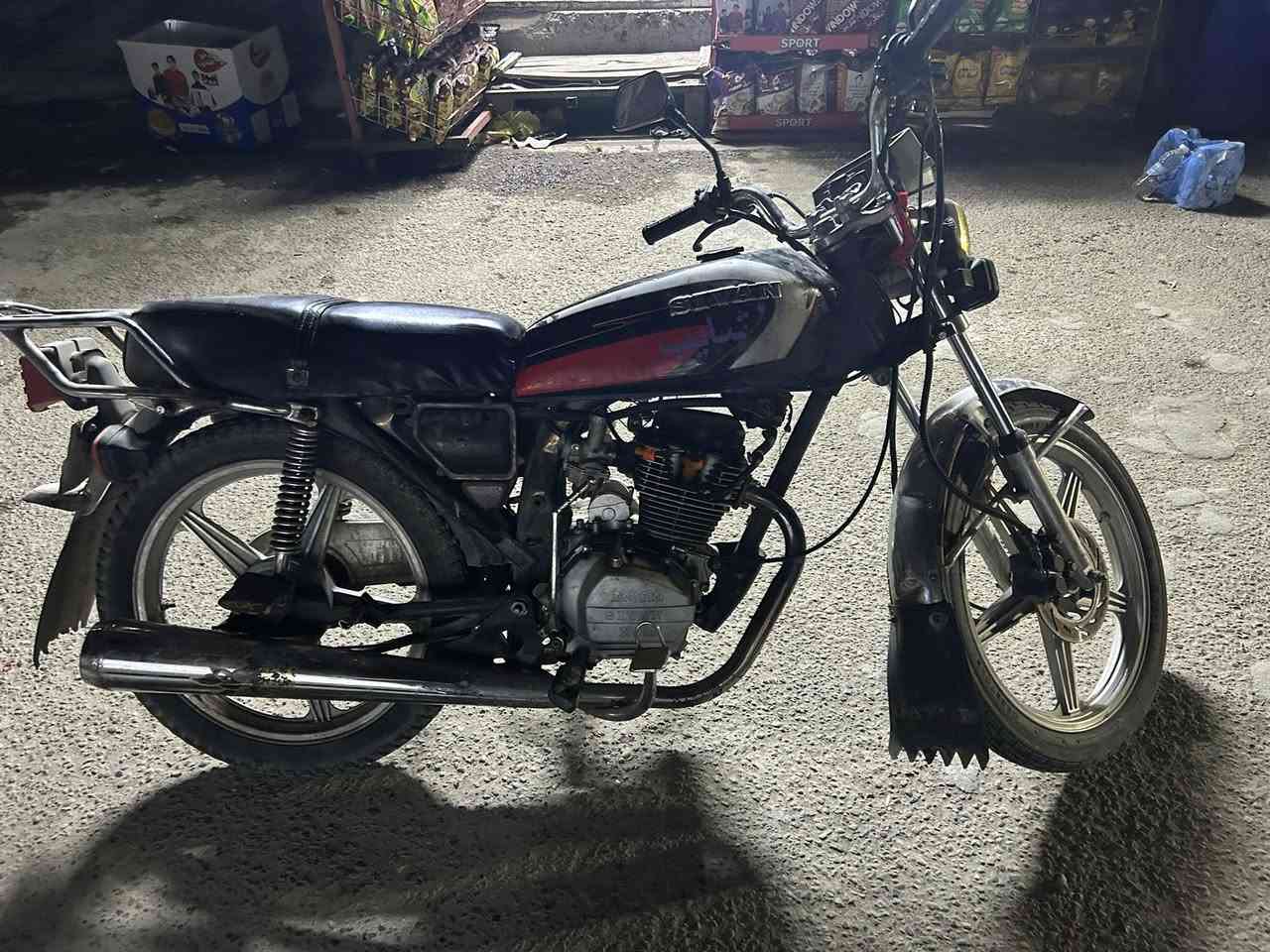 السلام عليكم دراجه وحدها طفت وعفتها شغل تشتغل وترجع تطفه للبيع كوم حديد أبيع طافيه تجي تحمل وتطلع ب250 وبيه مجال حك جيتك موديل 22 دراجه حلوه تخبل مكاني بغداد البياع شرطه رابعه 
***********
