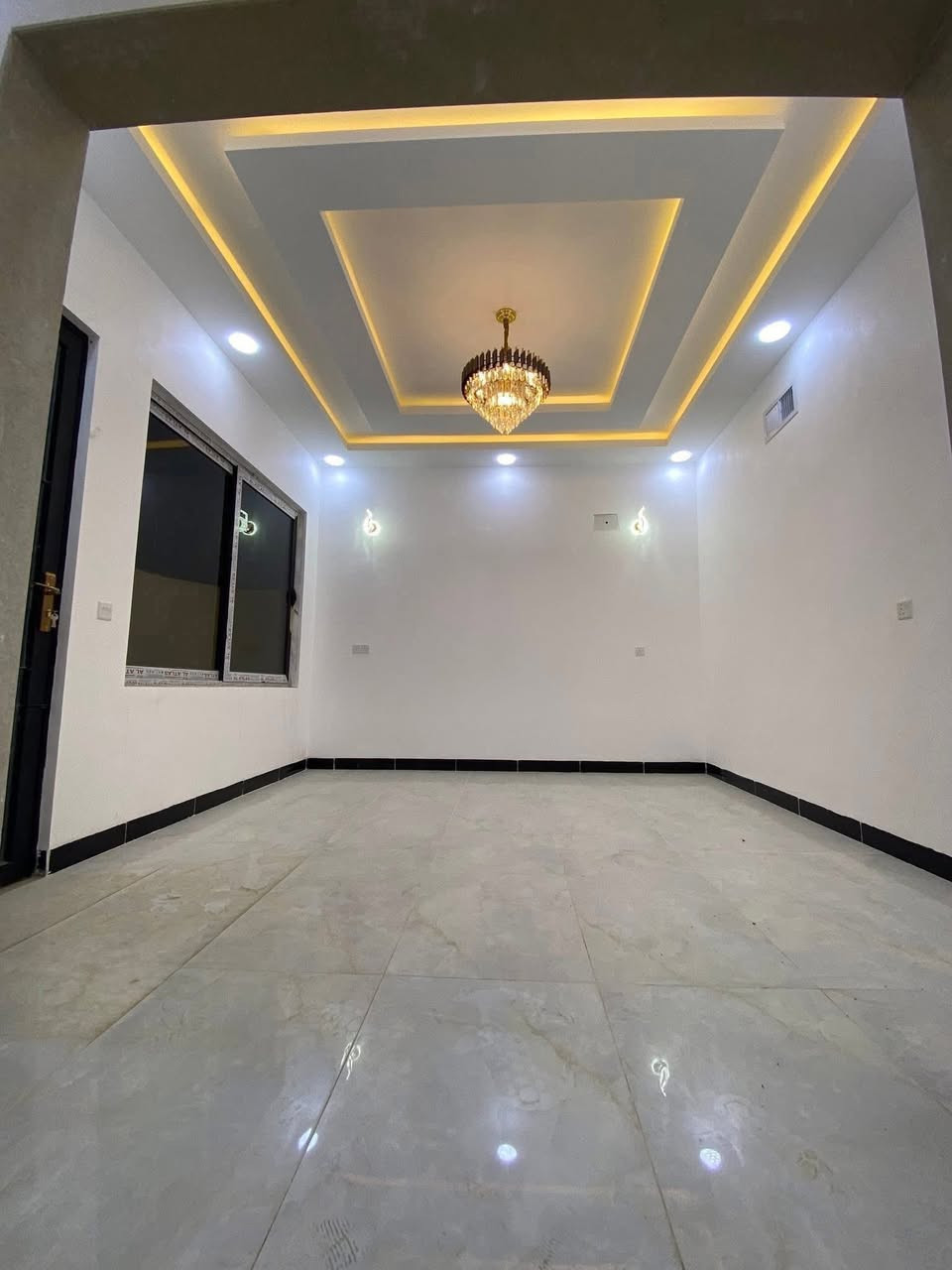 السلام عليكم 
داران  للبيع 🏠🏠
حي الصديق 🌸
مساحة كل دار 110 م ⬅️
واجهه 10،5 م ☑️
شارع تبليط 12 م 🌈
اتجاه شروق تام ☀️
بناء حديث تسليم مفتاح 🔑
طابقين 🩷
ط/  كراج ومطبخ وهول واستقبال وغرفة نوم وصحيات ومناور ♦️♦️
ط2/ 3 غرف نوم وصحيات وبيتونه صغيره وسطح كاشي 🔹🔹
نظام دكتات وسبالت وتأسيس غسالات 
وجبس بورد 🔸🔸
للاستفسار مراجعة مكتب العمران سايدين حي السكر او الاتصال على الارقام 

***********
***********
