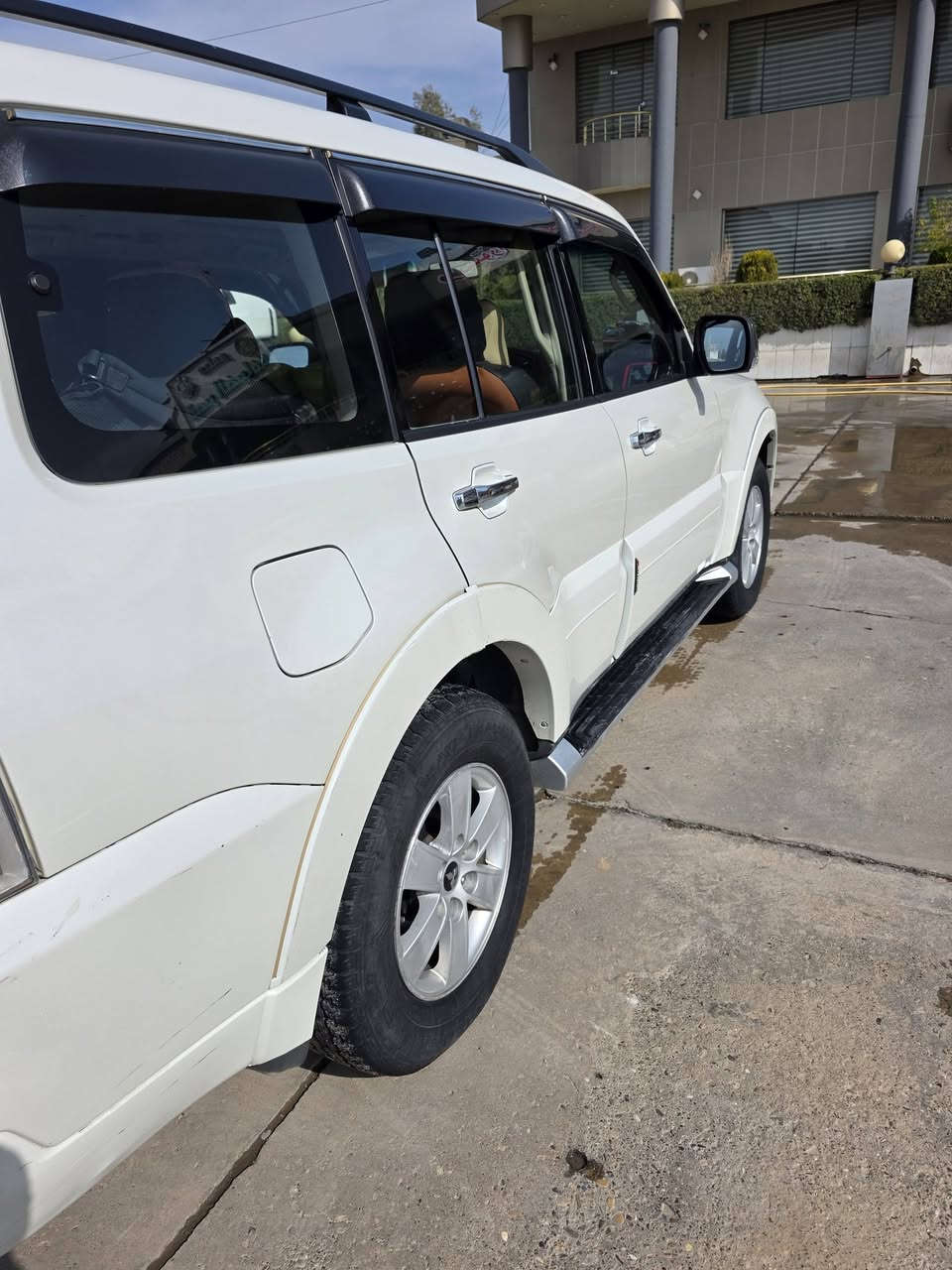 السلام عليكم 
باجيرو ٢٠٠٨ كفاله عامه محرك وكير وكشر محرك 3000 الكشر بي بعض الملاحظات البصيطه جدا جدا عمل طسه مسوي وتغليف   مانع صوت وحراره المروحه كهربائيه مبدلها وضايف مروحه يعني ٣ مراوح تبريد ثلج ثلج طخم تاير صدر امامي خلفي جدا نضيف السياره نضيفه جدا ومتحتاج فلس صرف ما بيها شي ميشتغل 
السعر 13500$ 
***********
