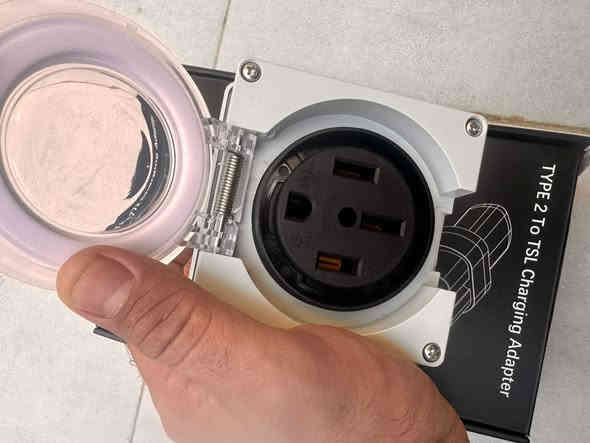 السعر 350 الف
اخر 4 قطع 
شاحن 32 اصلي وكاله
مع كيبل
ووسوكت 14-50 اصلي
وستناد تثبيت الشاحن
***********
