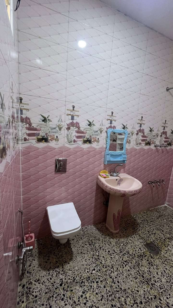 دار للبيع في منطقة طالب العلي المساحه 100م 10x10  يحتوي على 3غرف نوم 3حمامات واستقبال ومطبخ معزول للاستفسار ***********
