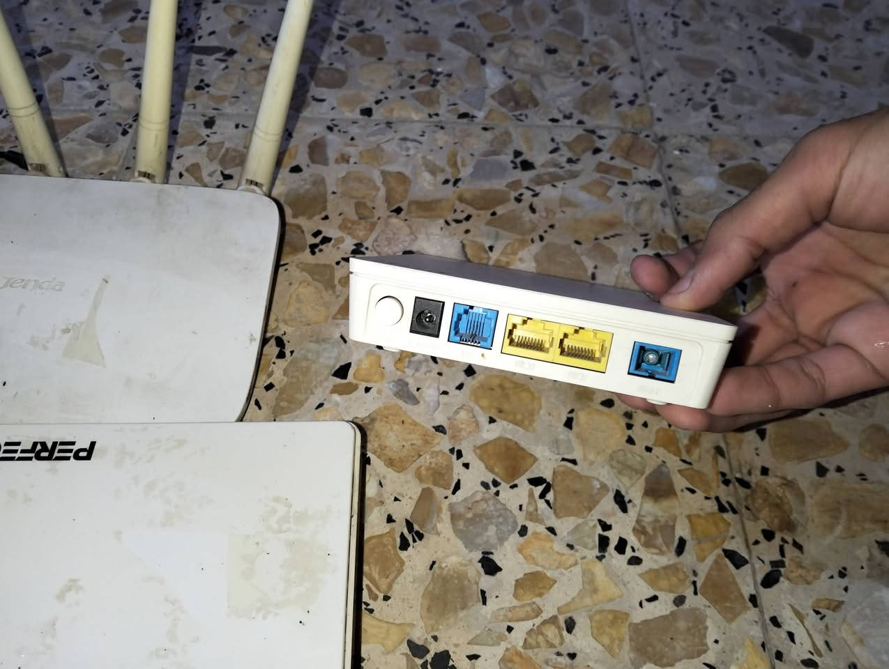 سلام عليكم  راوتر + يو اي بي شحن سريع + معبر انترنت للبيع ويا بور شحن من تطفى الكهرباء ميطفه عندك النت جدد استخدام بسيط النت فول بسرعة 400 ميكه بثانية والشاحن او ابور يضل مشتعل من 4 ساعات الى 6 ساعات بس بي نقص فقط وايرين وسعرهن ميجاوز ل5 الاف  عد اهل الانترنت 
***********
